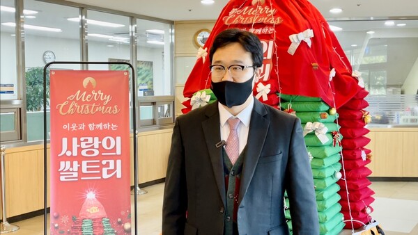 전주산돌교회 김진영 목사가 사랑의 쌀트리 행사 취지를 설명하고 있다.