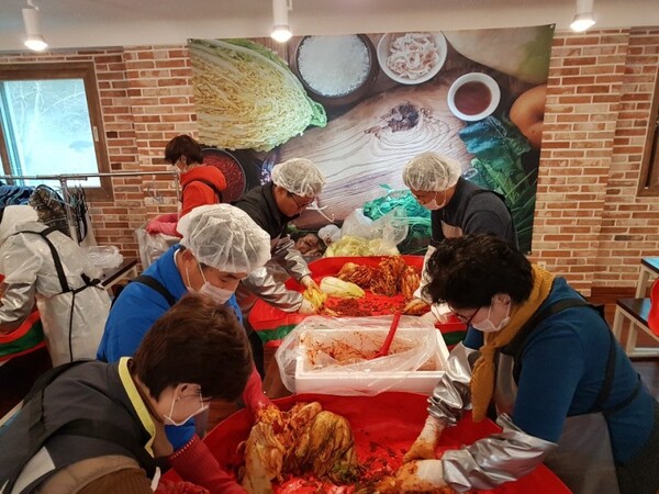 복내마을에서 직접 재배한 재료들로 김장김치를 준비하는 사람들