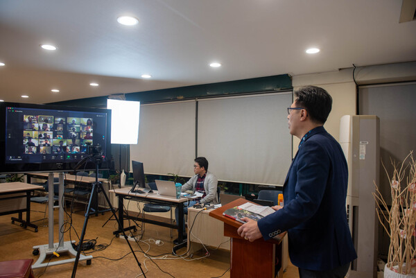 제1기 T4D 온라인 훈련 세미나에서 한국오엠 조은태 대표가 온라인으로 강의를 진행하고 있다.