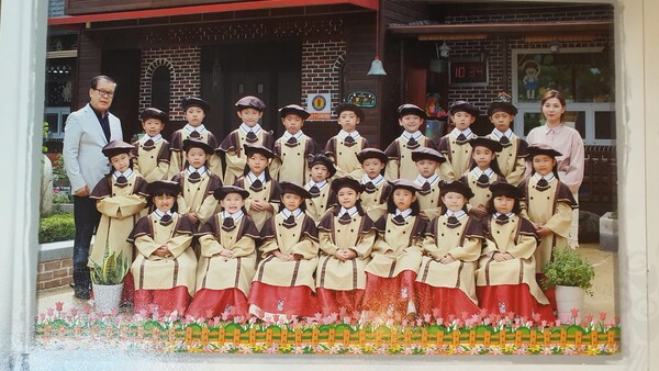하나유치원 졸업생들과 함께 사진촬영에 임하고 있는 김해성 장로