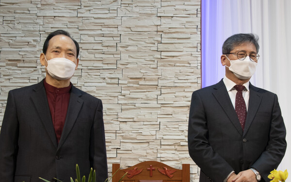 곽종원 목사(왼쪽)가 청주시기독교연합회 회장으로 취임하고 류충렬 목사(오른쪽)가 이임했다.