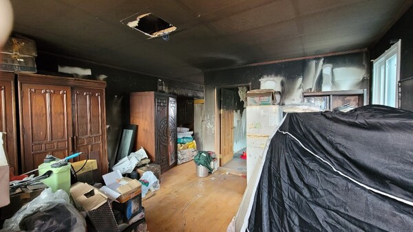 화재가 발생한 지 한 달이 다 돼가지만 사택 안에서는 아직도 매캐한 냄새가 가득했다.