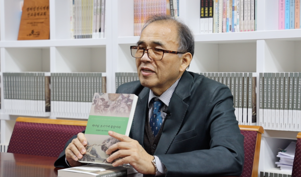 여수제일교회 김성천 목사가 CTS와의 인터뷰에서 책을 소개하고 있다.
