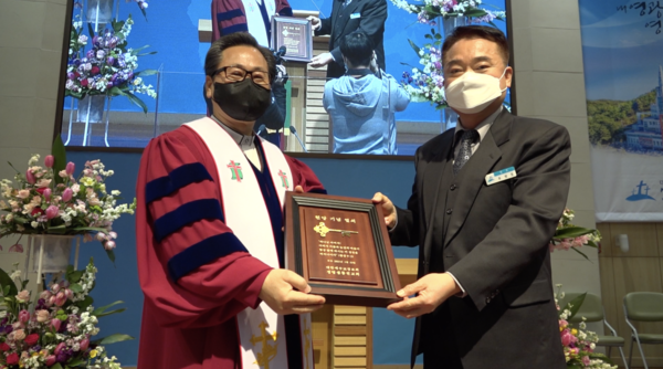 헌당위원장인 우경호 장로가 위임목사인 박귀환 목사에게 헌당 기념열쇠를 전달했다.