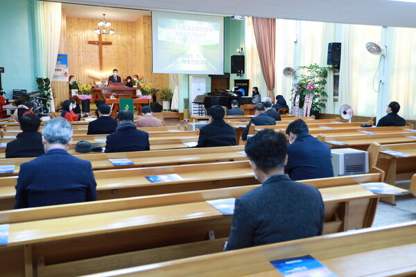 목포기독교교회연합회 제62대 회장 이취임 감사예배와 신년하례회가 코로나19로 임원들만 모인 가운데 열렸다.