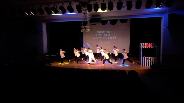 새이레기독학교 창작 공연 '천지창조'의 한 장면