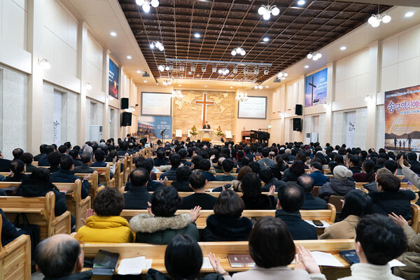 코로나 이전 청주서원교회에서 예배를 드리고 있는 성도들@출처=청주서원교회