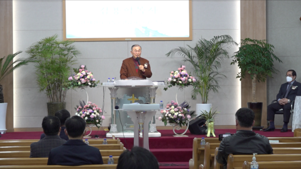전 대전시기독교연합회장 김용혁 목사가 격려사를 전하고 있다.