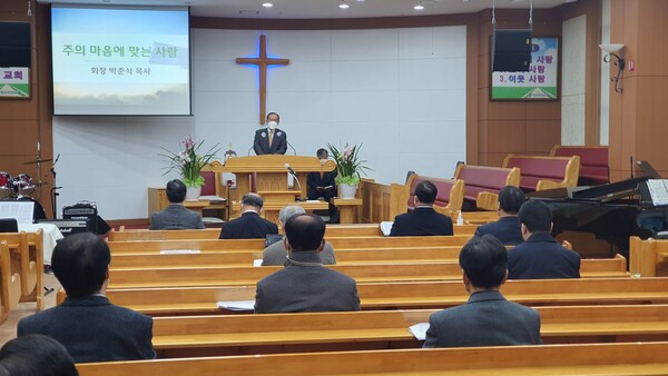 38차 정기총회에서 기산교회 박춘식 목사(직전회장)가 설교하고 있다.