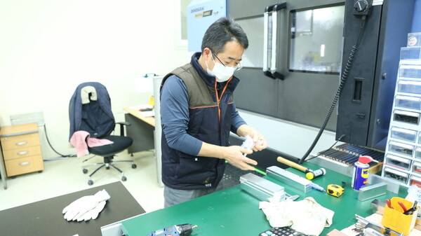 비전테크(수원)에서 제품을 만들고 있는 직원의 모습이다.
