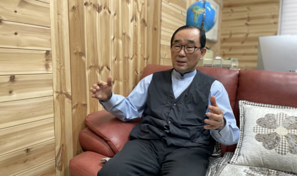 인터뷰에 응하고 있는 저자 박중근 목사(동서울교회)