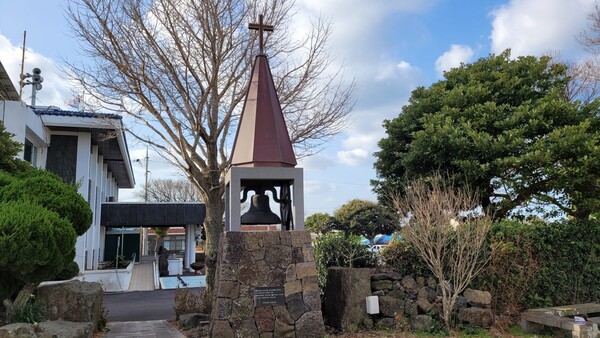 한경교회 마당에 위치한 설립 100주년 기념 종탑.