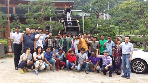 스리랑카에서 학생들과 찍은 사진