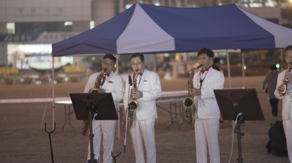 윤영길 장로가 단장으로 있는 예사랑 색소폰 팀이 2020년 창원시 성탄트리 점등식에서 찬양을 연주하고 있다.