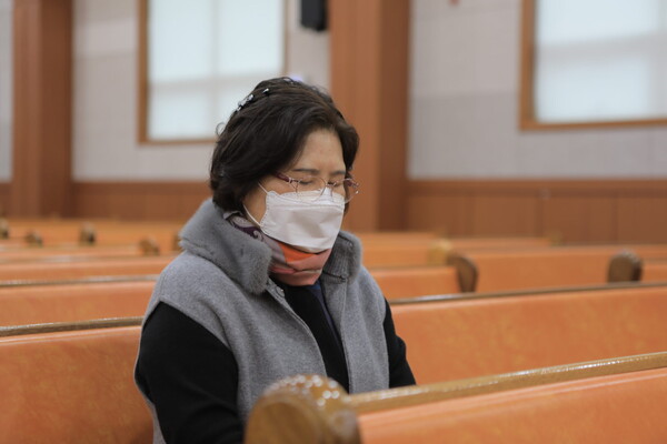 교회에서 기도하고 있는 남혜경 권사