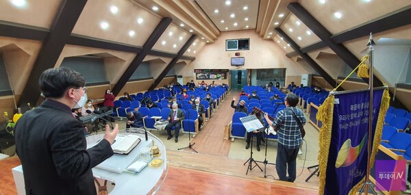 참석자들이 합심하여 한국교회와 북한의 회복, 민족 부흥을 위해 기도를 하고 있다.