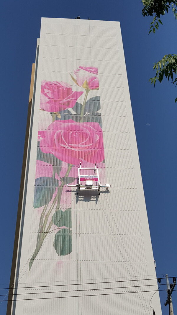(주)로보프린트가 개발한 벽화 페인팅 로봇이 아파트 벽을 장식하고 있다