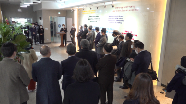 한국침례신학대학교에서 30여 명의 내빈이 참석한 가운데 ’뱁티스트홀’ 개관식을 진행하고 있다.