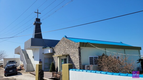 서귀포시 대정읍 무영로 228번길에 위치한 '평지교회'. 제주올레 12코스 탐방길에 만날 수 있다.