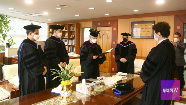 보직교수들과 졸업자만 참석한 가운데 진행된 박사과정 학위 수여식의 모습