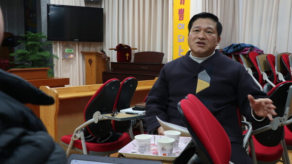 취재진과 인터뷰 중인 순복음갈릴리교회 김은수 목사(포항시 목사회 회장)