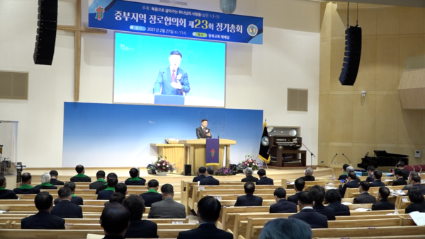 청북교회 박재필 목사가 설교하고 있다.