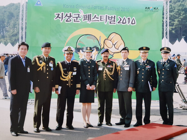 군 복무 시절 행사장에서 기념사진을 찍고 있다.(오른쪽에서 두 번째가 김영길 목사)