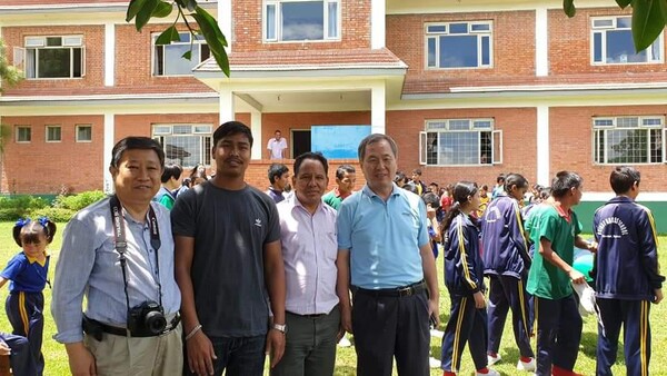 네팔 밀알장애인학교에서 네팔 김정근 선교사(맨 오른쪽)와 함께