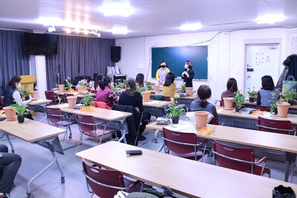 광주이주민종합지원센터는 지난 12월 22일부터 3월 9일까지 꽃 장식 전문가 과정을 진행했다. @출처=갓플리징교회