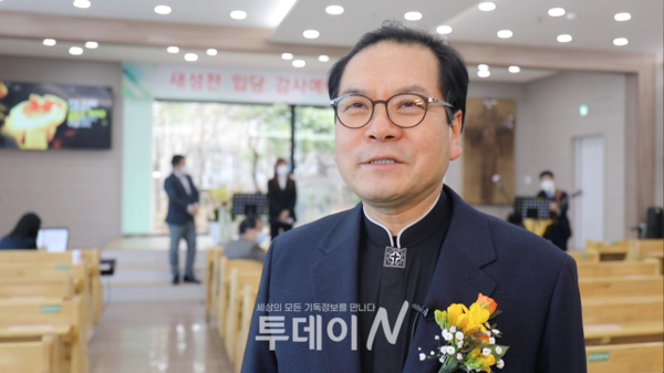 인터뷰를 진행중인 동백지구촌교회 최성균 목사
