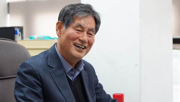 특유의 환한 미소로 인터뷰에 응하는 김의중 목사