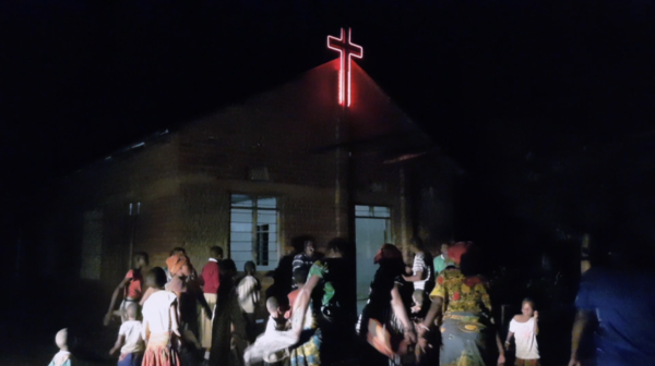 십자가에 불이 켜지고 전기가 들어오자 마을의 중심이 된 교회