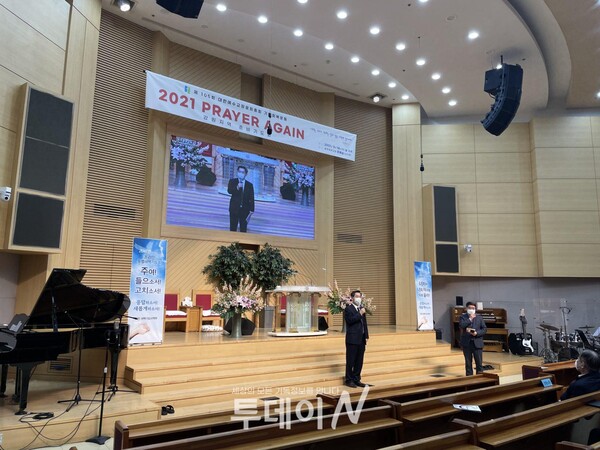 김미열 목사(원주중부교회)가 2021 프레어 어게인 준비기도회에서 참여한 목회자들에게 인사말을 전하고 있다.