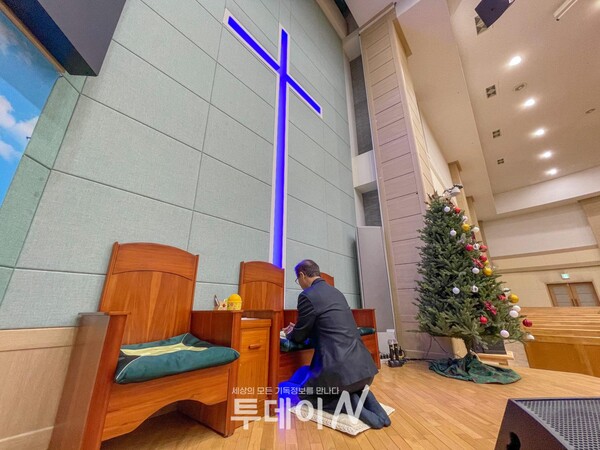 예배당에서 홀로 기도하고 있는 김주섭 목사