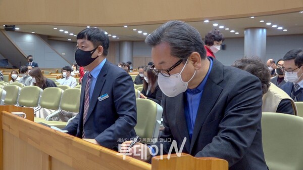 박귀환 목사가 장기기증 서약서를 작성하고 있다.