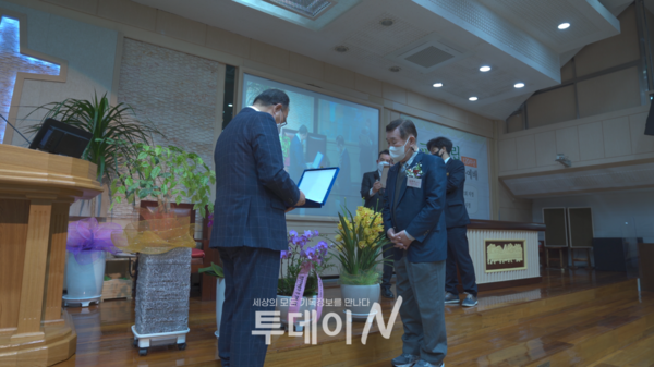 역사자료를 기증한 김종득 은퇴집사(마산문창교회)가 감사패를 전달 받고 있다.