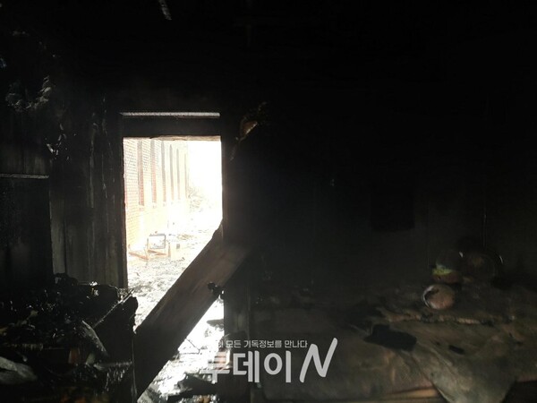 28일 새벽 학암포교회 화재로 전소된 사택과 식당 @출처=학암포교회