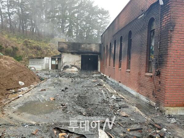 화재로 식당과 사택이 전소되었다. @출처=학암포교회