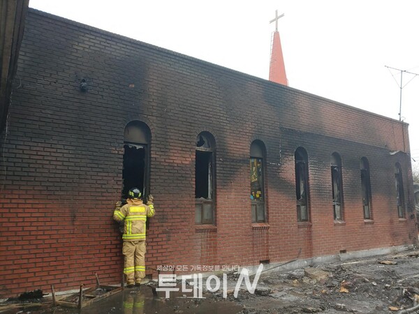 교회 한쪽 벽이 타고 예배당 마룻바닥이 손상되어 사용할 수 없게 된 학암포교회 @출처=학암포교회