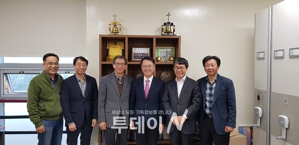 광주은광교회 70년사 편찬을 위해 협력한 한국고등신학연구원 키아츠(KIATS) 김재현 원장(오른쪽에서 두 번째)과 함께