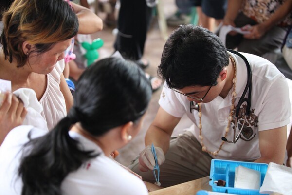 2010년 필리핀 바콜로드 의료선교에서 진료 중인 정해진 원장
