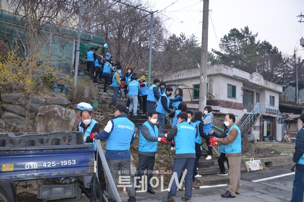 대전봉사체험교실 봉사자들이 연탄봉사를 진행하고 있다.