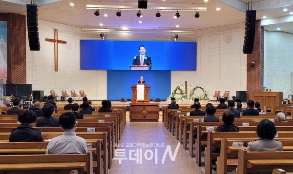 제주시기독교연합회가 주관한 '2021 부활절 연합예배'에서 회장 김성욱 목사가 말씀을 선포하고 있다.