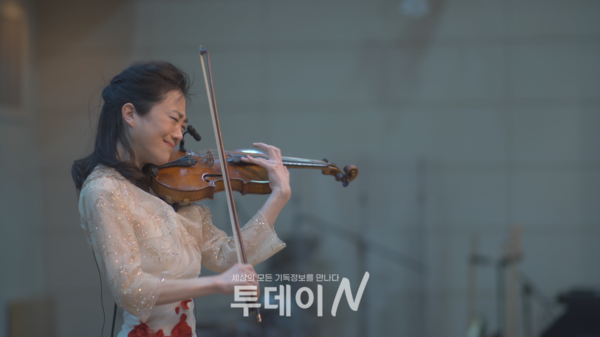 열정적인 연주를 하고있는 박지혜 바이올리니스트