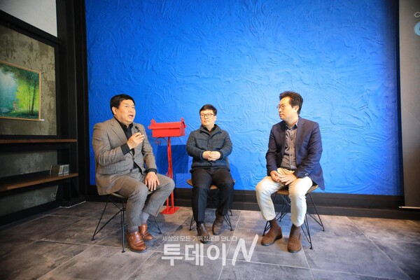 인터뷰 중인 신정범 목사, 장동근 목사, 박진원 목사(왼쪽부터)
