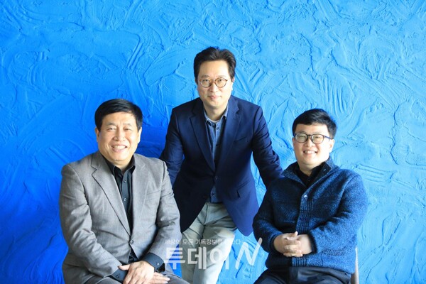 인터뷰 후 사진촬영 중인 신정범 목사, 박진원 목사, 장동근 목사(왼쪽부터)