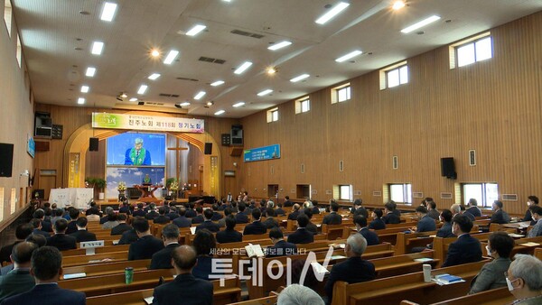 진주노회 제118회 정기노회가 진주 동산교회(양성목 목사)에서 열렸다.