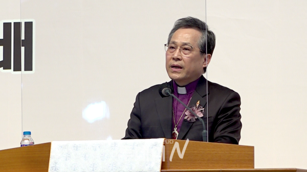 설교자로 나선 중부연회 33대 감독 윤보환 목사가 '주인의 즐거움에 참여하는 자'라는 제목으로 말씀을 전하고 있다.