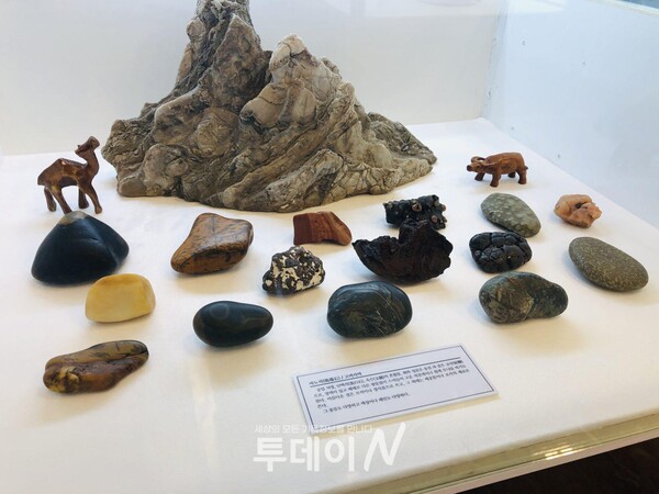 기독교 역사유물과 중국의 유물과 풍습을 알 수 있는 물품들도 전시되어 있다.