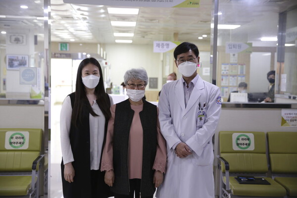 왼쪽부터 박수진 실장, 서기란 이사장, 김종철 병원장